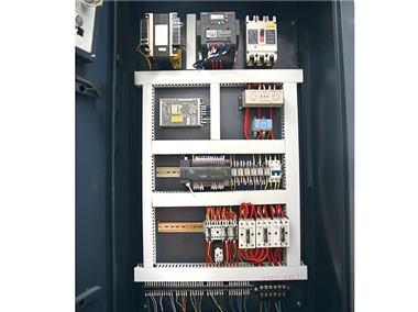 Usando componentes elétricos de marca famosa importados e domésticos