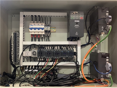 Usando componentes elétricos de marca famosa importados e domésticos