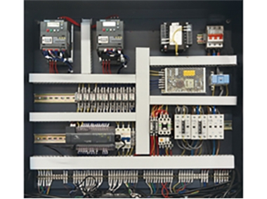 Usando componentes elétricos de marca famosa importados e domésticos