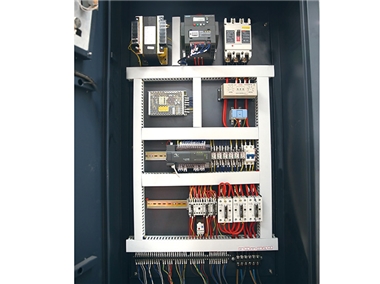 Usando componentes elétricos de marca famosa importados e domésticos