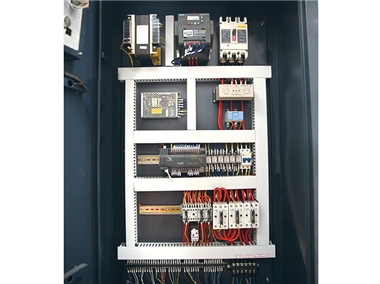 Usando componentes elétricos de marca famosa importados e domésticos