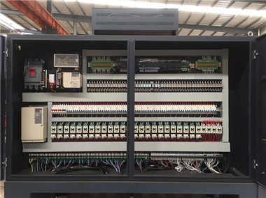 Usando componentes elétricos de marca famosa importados e domésticos