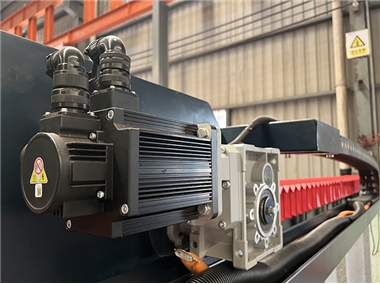 O eixo XYZ é acionado por um servo motor